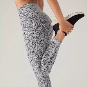 Athleta Ultimate Stash Textured 7/8 Leggings in Camilla Water Violet Size Large